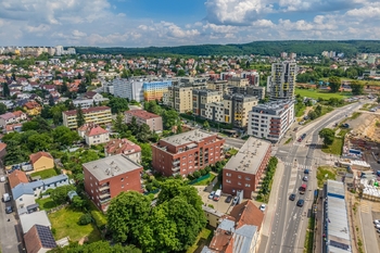 Ptačí pohled na bytový dům - Prodej bytu 2+kk v osobním vlastnictví 63 m², Praha 4 - Modřany