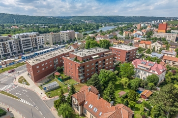 Ptačí pohled na bytový dům - Prodej bytu 2+kk v osobním vlastnictví 63 m², Praha 4 - Modřany