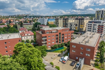 Ptačí pohled na bytový dům - Prodej bytu 2+kk v osobním vlastnictví 63 m², Praha 4 - Modřany