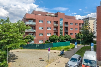 Ptačí pohled na bytový dům - Prodej bytu 2+kk v osobním vlastnictví 63 m², Praha 4 - Modřany 