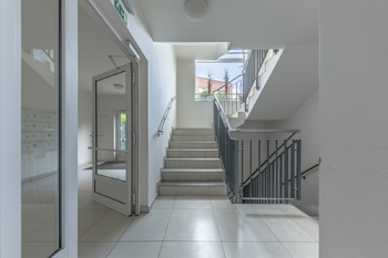 Chodba bytového domu - Prodej bytu 2+kk v osobním vlastnictví 63 m², Praha 4 - Modřany