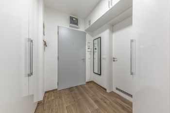 Chodba bytu - Prodej bytu 2+kk v osobním vlastnictví 63 m², Praha 4 - Modřany