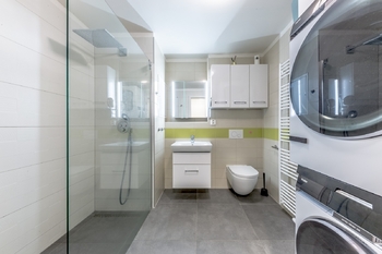 Koupelna se záchodem - Prodej bytu 2+kk v osobním vlastnictví 63 m², Praha 4 - Modřany
