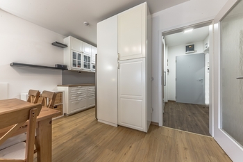 Pohled na chodbu z obývacího pokoje - Prodej bytu 2+kk v osobním vlastnictví 63 m², Praha 4 - Modřany