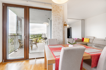 Vstup na balkon z kuchyně - Prodej bytu 1+kk v osobním vlastnictví 46 m², Praha 9 - Hrdlořezy