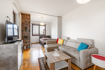 Obývací pokoj - Prodej bytu 1+kk v osobním vlastnictví 46 m², Praha 9 - Hrdlořezy