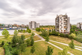 Výhled z balkonu - Prodej bytu 1+kk v osobním vlastnictví 46 m², Praha 9 - Hrdlořezy