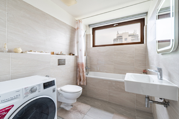Koupelna - Prodej bytu 1+kk v osobním vlastnictví 46 m², Praha 9 - Hrdlořezy