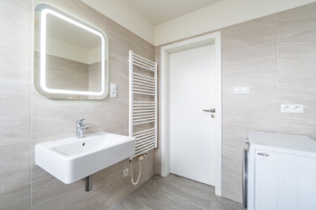 Koupelna - Prodej bytu 1+kk v osobním vlastnictví 46 m², Praha 9 - Hrdlořezy