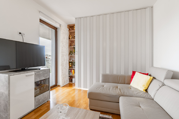 Posuvná příčka oddělující obývací pokoj a spací část - Prodej bytu 1+kk v osobním vlastnictví 46 m², Praha 9 - Hrdlořezy