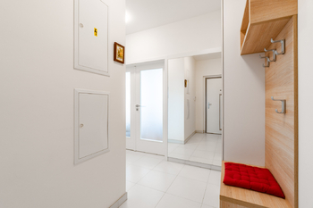 Chodba - Prodej bytu 1+kk v osobním vlastnictví 46 m², Praha 9 - Hrdlořezy