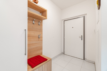 Chodba - Prodej bytu 1+kk v osobním vlastnictví 46 m², Praha 9 - Hrdlořezy