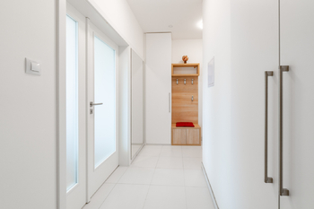 Chodba - Prodej bytu 1+kk v osobním vlastnictví 46 m², Praha 9 - Hrdlořezy