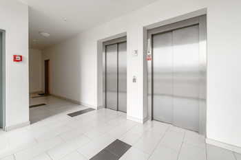 Výtah - Prodej bytu 1+kk v osobním vlastnictví 46 m², Praha 9 - Hrdlořezy