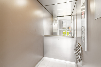 Výtah - Prodej bytu 1+kk v osobním vlastnictví 46 m², Praha 9 - Hrdlořezy