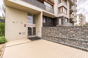 Vstup do nemovitosti - Prodej bytu 1+kk v osobním vlastnictví 46 m², Praha 9 - Hrdlořezy