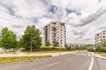 Pohled na dům - Prodej bytu 1+kk v osobním vlastnictví 46 m², Praha 9 - Hrdlořezy