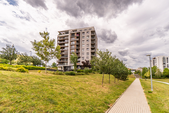 Pohled na dům - Prodej bytu 1+kk v osobním vlastnictví 46 m², Praha 9 - Hrdlořezy