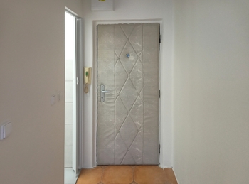 Vchodové dveře do bytu, - Pronájem bytu 1+kk v osobním vlastnictví 19 m², Lubná