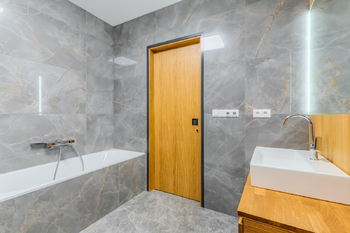 Koupelna - Prodej bytu 2+kk v osobním vlastnictví 92 m², Praha 1 - Nové Město