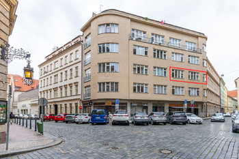 Pohled z ulice na byt - Prodej bytu 2+kk v osobním vlastnictví 92 m², Praha 1 - Nové Město