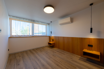 Ložnice první patro - Prodej bytu 4+kk v osobním vlastnictví 113 m², Praha 9 - Vysočany