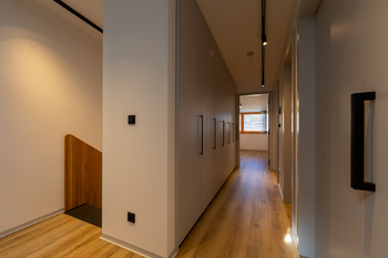 Chodba v prvním patře - Prodej bytu 4+kk v osobním vlastnictví 113 m², Praha 9 - Vysočany