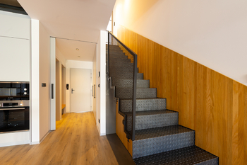 Schody do prvního patra - Prodej bytu 4+kk v osobním vlastnictví 113 m², Praha 9 - Vysočany