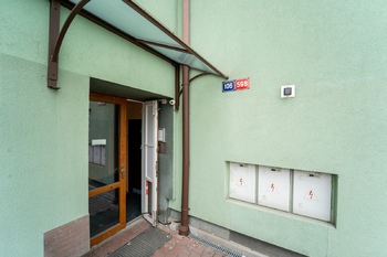 Vchod - Pronájem bytu 2+kk v osobním vlastnictví 47 m², Rudná