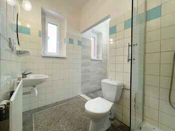 Pokoj 701 - koupelna - Pronájem bytu 3+1 v osobním vlastnictví 100 m², Lety