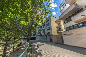 Pohled 2 z ulice - Prodej bytu 2+kk v osobním vlastnictví 70 m², Praha 4 - Michle