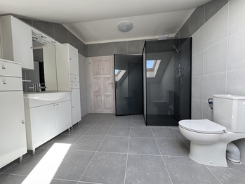 koupelna 1 se sprchovým koutem - Pronájem bytu - pokoje v osobním vlastnictví 157 m², Světice