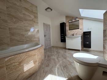 koupelna 2 s rohovou vanou - Pronájem bytu - pokoje v osobním vlastnictví 157 m², Světice