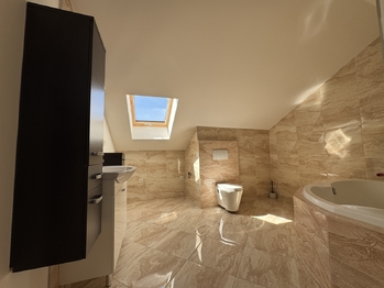 koupelna 2 - Pronájem bytu - pokoje v osobním vlastnictví 157 m², Světice
