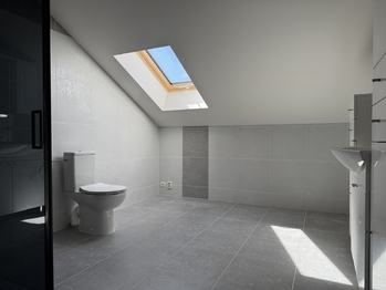 koupelna 1 - WC - Pronájem bytu - pokoje v osobním vlastnictví 157 m², Světice