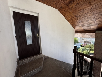 vstupní dveře s místem pro posezení venku - Pronájem bytu - pokoje v osobním vlastnictví 157 m², Světice