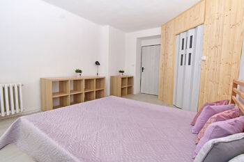 Ložnice s šatní skříní a vstupem na balkón.  - Pronájem bytu 2+1 v družstevním vlastnictví 55 m², Neratovice