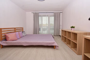 Ložnice s šatní skříní a vstupem na balkón.  - Pronájem bytu 2+1 v družstevním vlastnictví 55 m², Neratovice