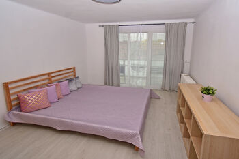 Ložnice s šatní skříní a vstupem na balkón.  - Pronájem bytu 2+1 v družstevním vlastnictví 55 m², Neratovice