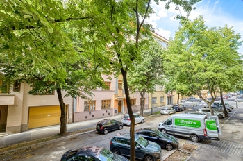 Pohled z pokoje do ulice - Prodej bytu 3+kk v osobním vlastnictví 61 m², Praha 3 - Žižkov