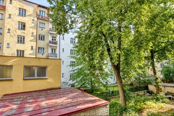 Pohled z ložnice do dvora - Prodej bytu 3+kk v osobním vlastnictví 61 m², Praha 3 - Žižkov