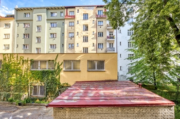 Pohled z ložnice do dvora - Prodej bytu 3+kk v osobním vlastnictví 61 m², Praha 3 - Žižkov