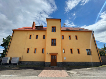Prodej nájemního domu 550 m², Lety