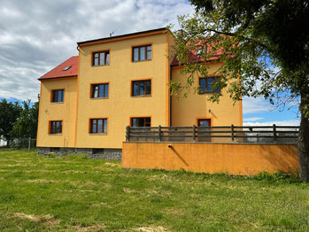 Prodej nájemního domu 550 m², Lety