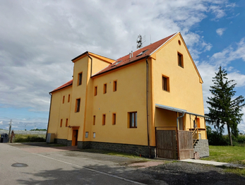 Prodej nájemního domu 550 m², Lety