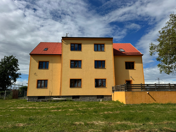 Prodej nájemního domu 550 m², Lety