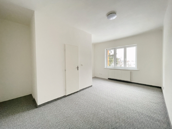 byt 3+1 - Prodej nájemního domu 550 m², Lety