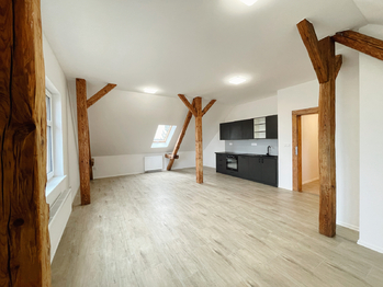 byt 1+kk - podkroví - Prodej nájemního domu 550 m², Lety