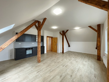 byt 1+kk - podkroví - Prodej nájemního domu 550 m², Lety
