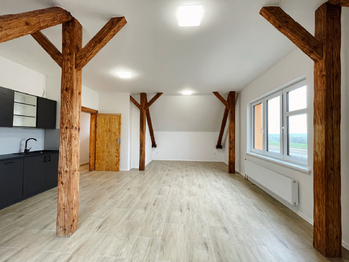 byt 1+kk - podkroví - Prodej nájemního domu 550 m², Lety
